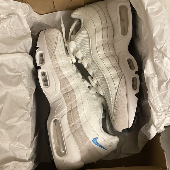 Nike Air Max 95 Sneaker in Summit White & University Blue - Picture 4 of 5